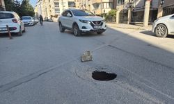 Eskişehir'de yol çöktü, sürücüler zor anlar yaşadı