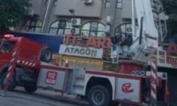 Eskişehir'de korku dolu anlar: Binadan kopan beton parçaları yayaların yanına düştü