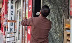 Eskişehir'de esnaf seferber oldu: Tabelaya sıkışan yavru kedi kurtarıldı