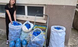 Boyu kadar mavi kapağı depremzedeler için topladı