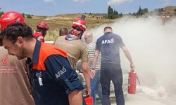 Eskişehir'de park halindeki otomobil alev aldı: AFAD personeli yangın tüpleriyle müdahale etti