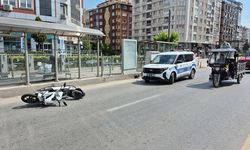 Eskişehir'de Kırmızı ışık ihlali yapan motosiklet yayaya çarptı: 2 yaralı
