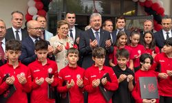 Eskişehir'de Fethi Heper Spor Ortaokulu düzenlenen törenle hizmete açıldı