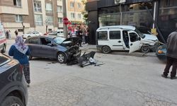 Eskişehir'de kavşakta 2 araç çarpıştı: 2 yaralı