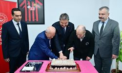 Vali Yılmaz, Yaşlı Bakım ve Rehabilitasyon Merkezi’nde Babalar Günü pastası kesti