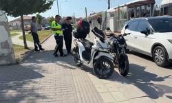 Eskişehir’de yayaya yol veren motosiklete arkadan çarptı: Şans eseri yaralanan olmadı