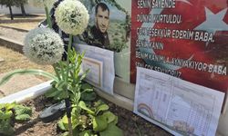 Eskişehir’de şehit babalarının mezarına karneleriyle gittiler