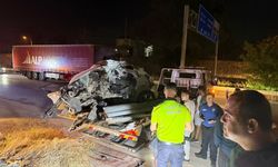 Direğe çarpan otomobilin motoru fırlayıp işçilerin kaldığı barakaya uçtu: 1 ağır yaralı