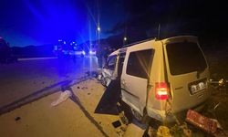 Otomobille hafif ticari araç çarpıştı: 1 ölü, 6 yaralı
