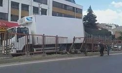 Markete giren sürücü el frenini çekmedi, faciadan dönüldü