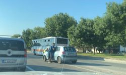 Eskişehir’de bozulan aracı polis iterek kenara çekti