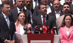CHP Eskişehir İl Başkanı Yalaz Genel Merkez önünde açıklama yaptı: "Bu karanlık oyunu bozmanın yegane yolu kurultaydır"