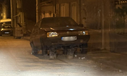 Eskişehir’de şaşkınlık yaratan görüntü: Otomobili kütüklerin üstüne oturttular