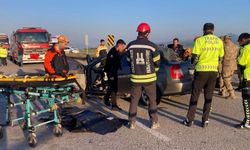 Erzurum'da feci kaza: Otomobil kamyonete çarptı, 3 kişi hayatını kaybetti