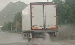 Sivrihisar'da sağanak etkili oldu, sürücüler zor anlar yaşadı