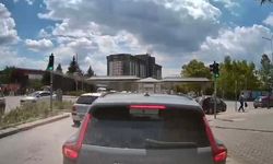 Eskişehir’de yeşil ışıkta ilerlemeyen sürücü trafiği kilitledi