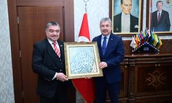 Eskişehir Valisi Yılmaz’a kutsal emanetler hediye edildi