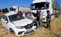 Sınav sabahı yürek yakan kaza: YKS yolunda tırla çarpışan otomobilde 1 öğrenci ağır yaralandı