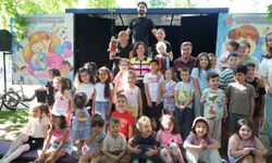 Başkan Ünlüce çocuklarla birlikte izledi: Şehir Tiyatroları "Pinokyo" ile mahalleleri şenlendiriyor