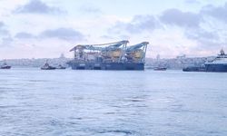 Dev vinç gemisi ’Saipem 7000’ İstanbul Boğazı’ndan geçiyor