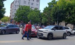 Eskişehir'in o caddesinde kaza bitmiyor: İki araçta hasar oluştu