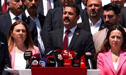 CHP Eskişehir İl Başkanı Yalaz Genel Merkez önünde açıklama yaptı: "Bu karanlık oyunu bozmanın yegane yolu kurultaydır"