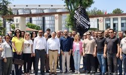Eskişehirli çiftçilerden siyah çelenkli protesto: "Çiftçi zarar hasat ediyor"