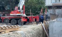 Kamyondan dökülen hafriyatın altında kalan 2 işçi yaralandı