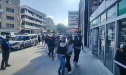 Silahla vurdukları adamı darbederek katlettiler