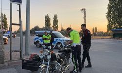Kimlik kontrolü yapılan çocuğun babası ekiplere mukavemet gösterdi
