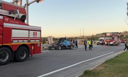 Düğün konvoyundaki otomobil bariyerlere çarptı: 1 ölü, 3 yaralı
