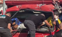 Kamyona çarpan kamyonette can pazarı kamerada: 2 yaralı