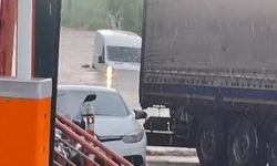 Sağanak vurdu: Araçlar mahsur kaldı