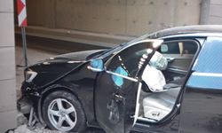 El frenini çekmeyi unutan sürücünün aracı tünel girişine çarpt