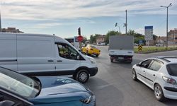 Eskişehir'de araç ile çarpışan otomobil kavşaktaki refüje çıktı