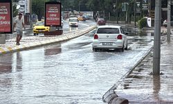Sağanak yağış yolları göle çevirdi