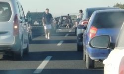 Ankara-Eskişehir yolunda iki motosiklet aynı istikametteki otomobile çarptı: 2 yaralı