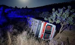 Sağlıkçılar devrilen ambulansta kazayı yara atmadan atlattı