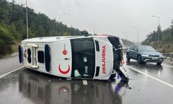 Bariyerlere çarpan ambulans devrildi: 1 yaralı
