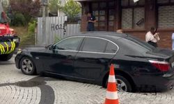 Seyir halinde otomobil çöken yola düştü