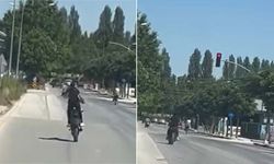 Eskişehir’de trafikte tehlikeli şov: Hem kasksız hem plakasız tek teker üstünde!