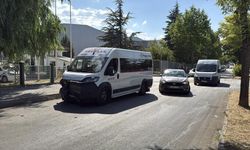 Eskişehir’de işçi servisi ile otomobil çarpıştı: 11 yaralı