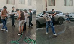 Sıcaktan bunalan gençler serinlemek için su savaşı yaptı