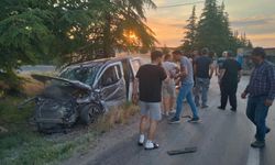 Eskişehir'de hafif ticari araç ile traktör çarpıştı: 2 yaralı