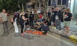 Önünü kaldırdıkları bisikletleri ile seyreden çocuklara çarpmamaya çalışırken yaralandı