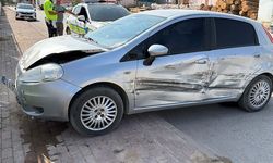 Eskişehir'de iki sokağın kesişiminde otomobil ile kamyonet çarpıştı
