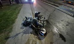 Ehliyetsiz sürücünün kullandığı motosiklet kaldırıma çarptı: 1 yaralı