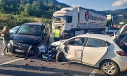 Yol çalışması ve trafik kazası birleşince Sakarya D-650 karayolunda trafik kilitledi