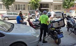 Plakasız elektrikli motosikleti bağlanan sürücü denetime girdiği caddeden taksi ile çıktı