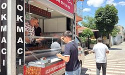 Eskişehir'de boşanma kutlaması: Cami çıkışında lokma dağıttı